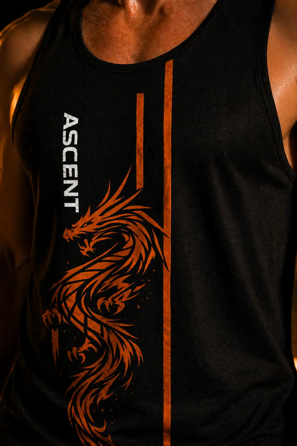 HOMME PORTANT LE Tank Top Dragon Fire - ASCENT EST.2026  AVEC UN SHORT ASCENT EST.2026 SUR LE BORD DUNE PISCINE de proche 