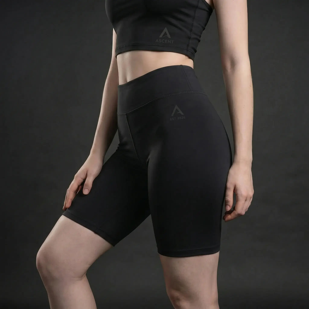 Jambes féminines  avec shorts ASCENT noirs taille haute — silhouette dynamique.