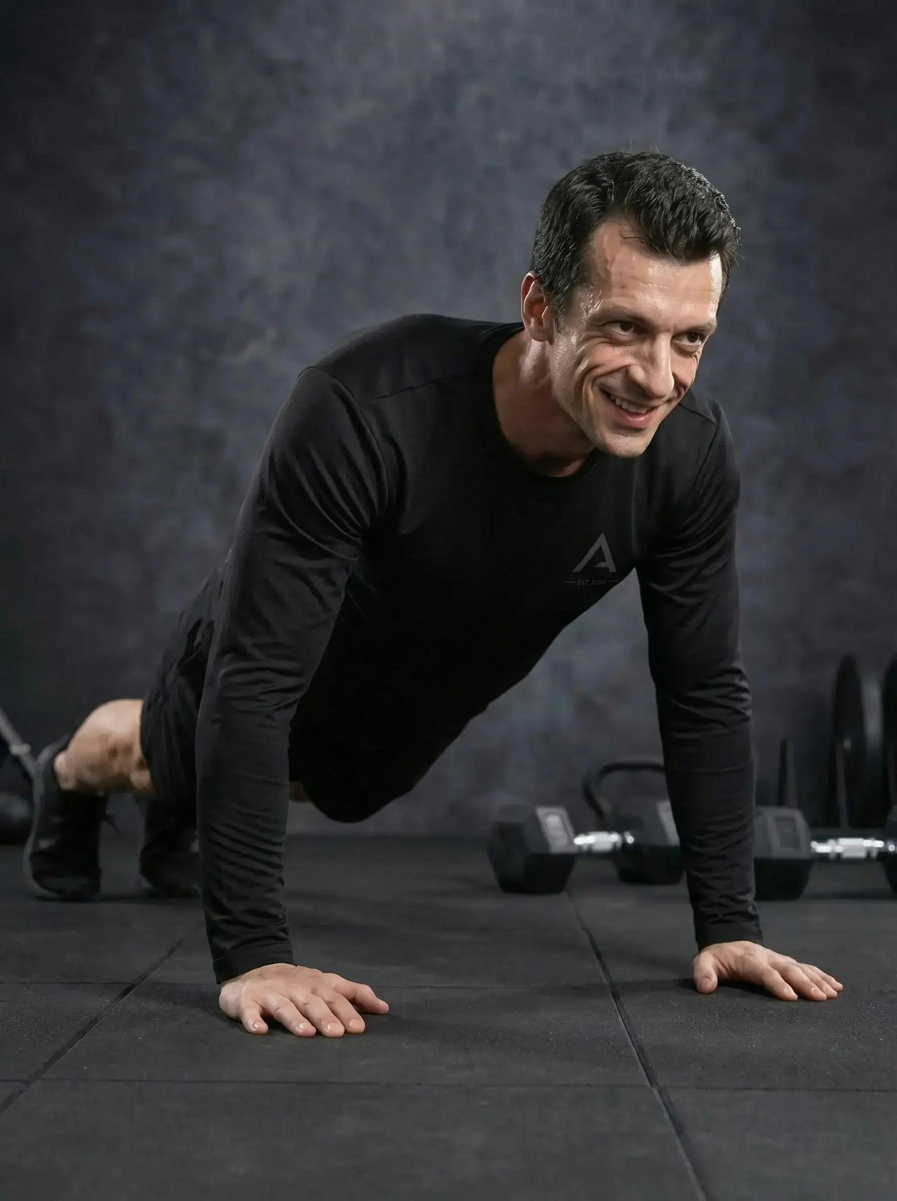 Long sleeve noir ASCENT posé à plat, design minimaliste