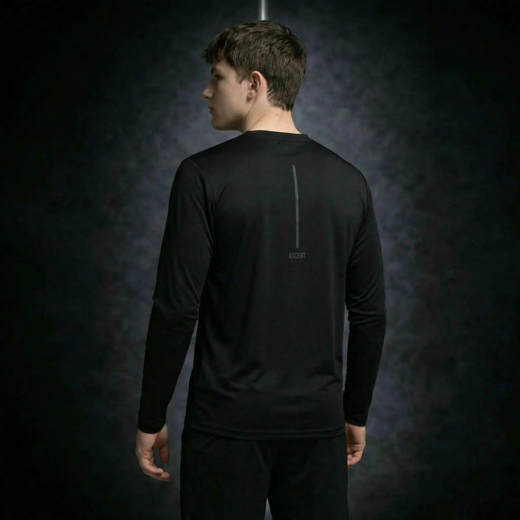 Long sleeve noir ASCENT avec ligne verticale et micro‑typographie ASCENT