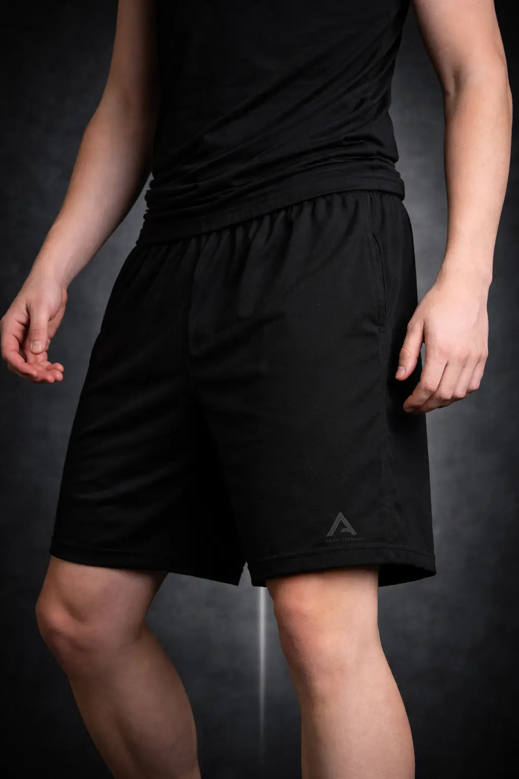 Short noir ASCENT Training ton‑sur‑ton avec cordon ajustable et poche arrière discrète, style minimaliste et sportif.