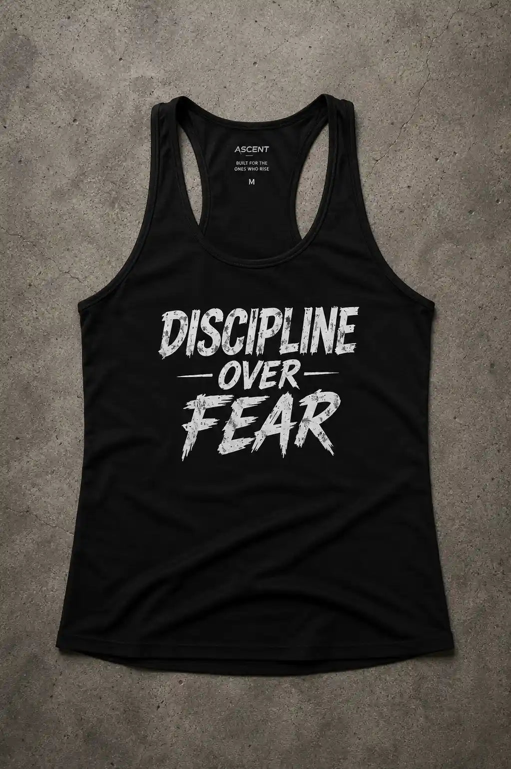  TANK TOP DISCIPLINE OVER FEAR ASCENT EST.2026  poser a plat sur plancher ciment  de face