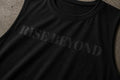  crop top ASCENT EST.2026 rise beyond poser a plat sur plancher de ciment zoom texture
