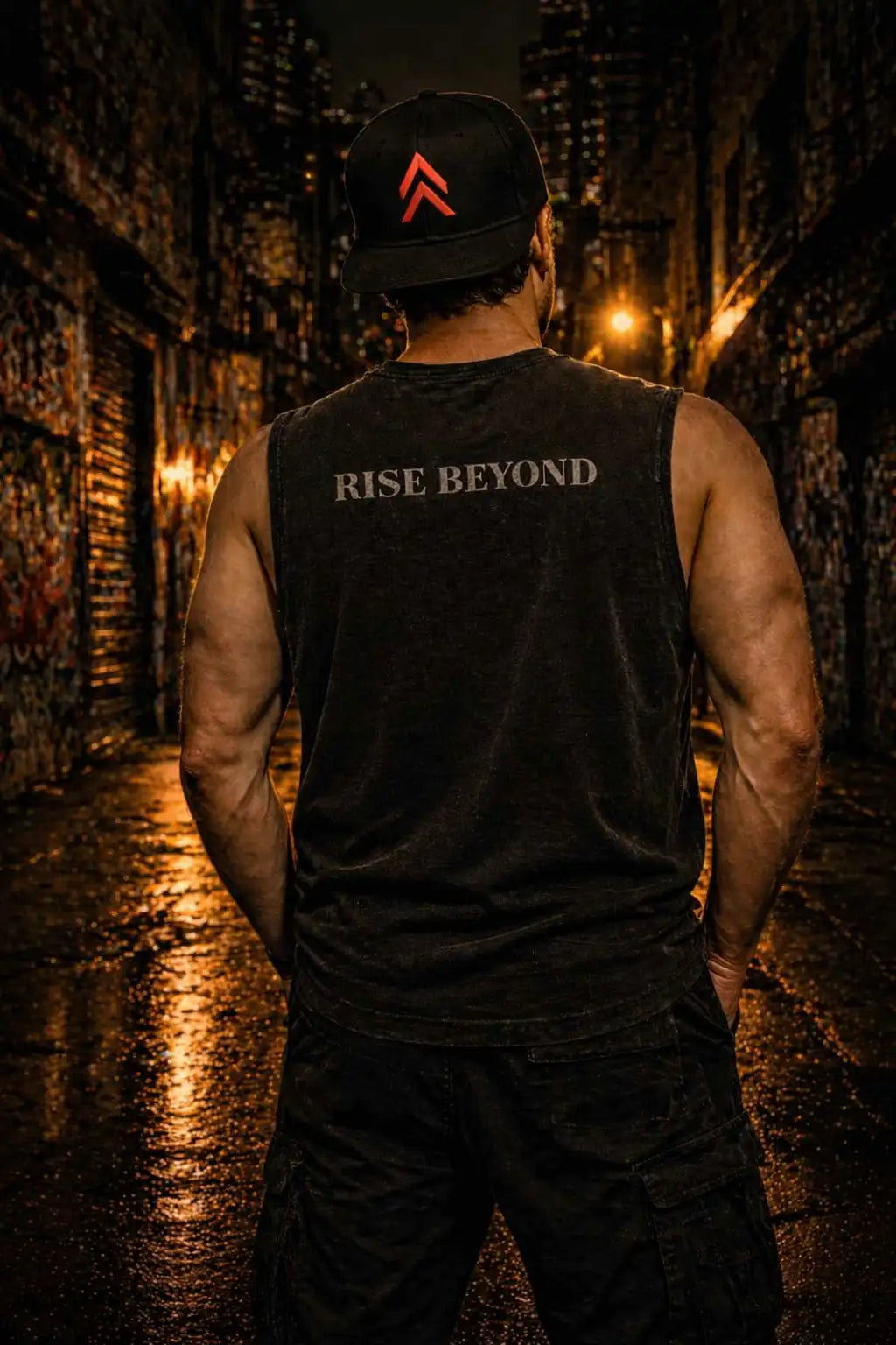 homme de dos dans une ruelle avec la Casquette Snapback ASCENT — Double Chevron Rouge · Édition Fire