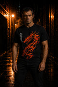 homme portant le t-shirt Jersey ASCENT — Dragon Fire · Édition Sport marchant dans la ruelle sombre de face